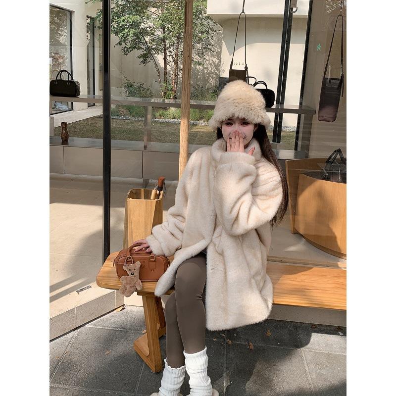 Solo burst high-end imitation fur jacket women's 2024 winter new loose thickened environmentally friendly wool short top