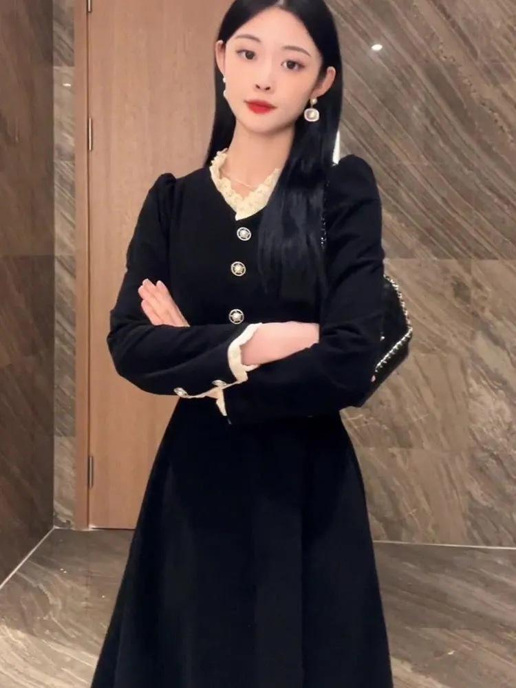 Women's Large Hepburn-Style Black Corduroy Dress: 2024 Autumn/Winter, Waist-Slimming Mid-Length
