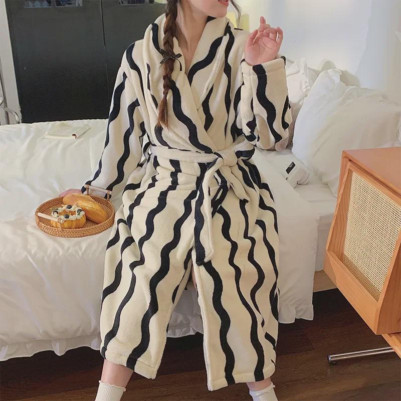 Pruhovaná noční košile z korálového fleecu: Dlouhý flanelový župan na podzim a zimu