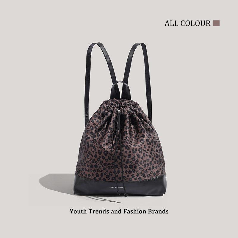 Yang Mi has the same leopard print bag, the new simple drawstring backpack, light college backpack, and the star has the same style.