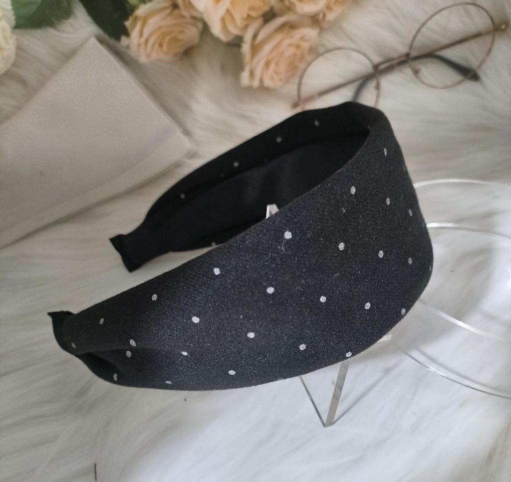 Elegant Wide Fabric Headband for Autumn & Winter: White Hair Concealer & Top Hair Tie for Holding Hair, Washing Face, or Adding Style