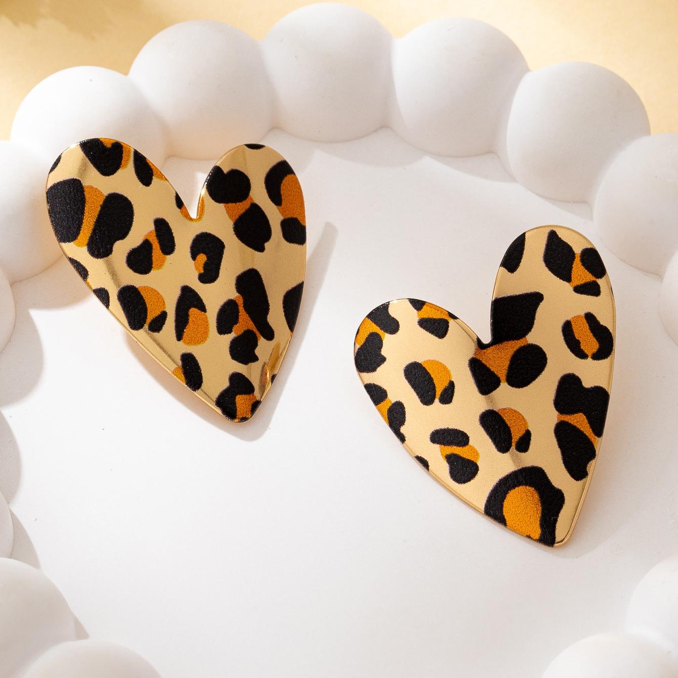 

A Pair of Women s Fashion Earrings, Simple and Elegant Heart-Shaped Earrings, Suitable for Daily Wear, Vacations, and Gift-Giving леопардовий