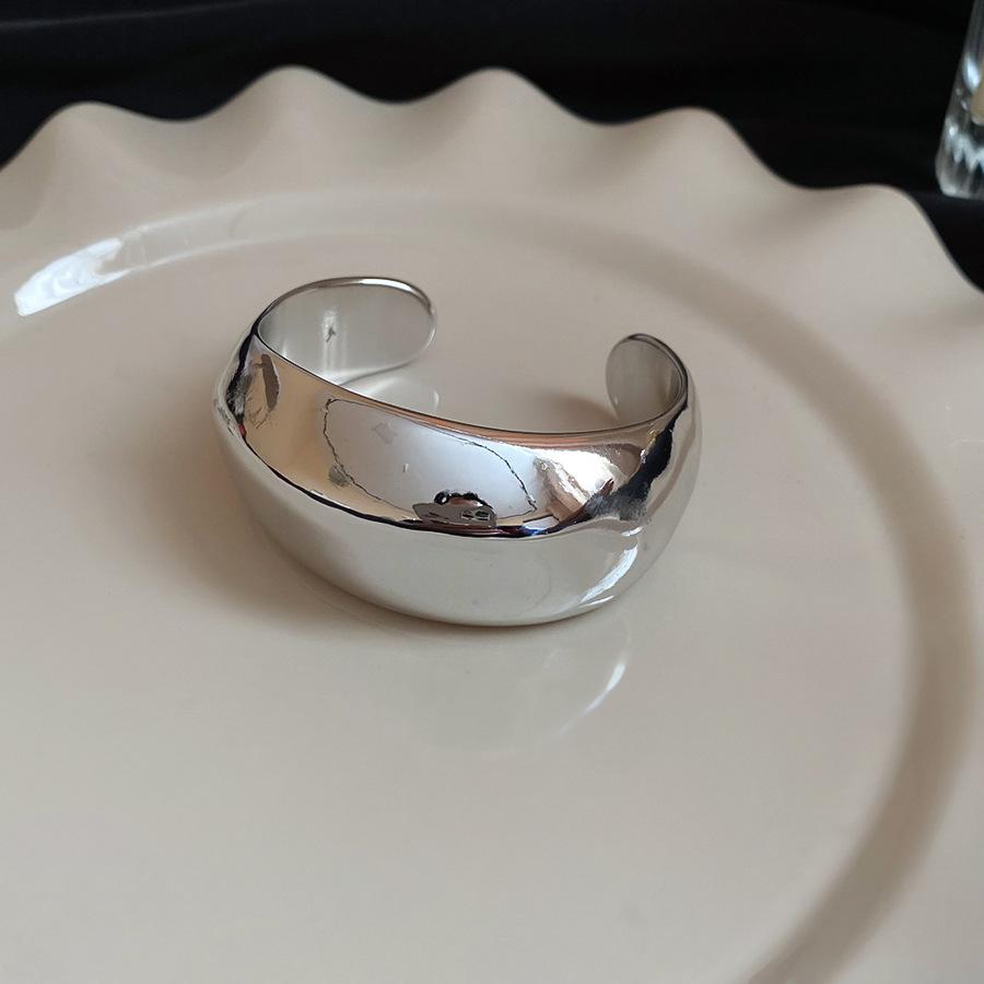 Irregular geometric smooth surface twisted opening bracelet, European and American style, unique and niche wristband, exaggerated and elegant jewelry