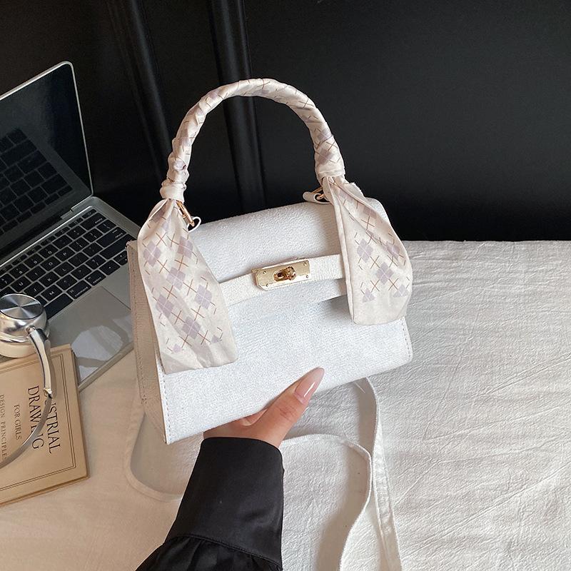 

New high-end fashion silk scarves contrasting colors Kaibaoli portable shoulder oblique span women s bag oblique span small square bag Without pendant белый