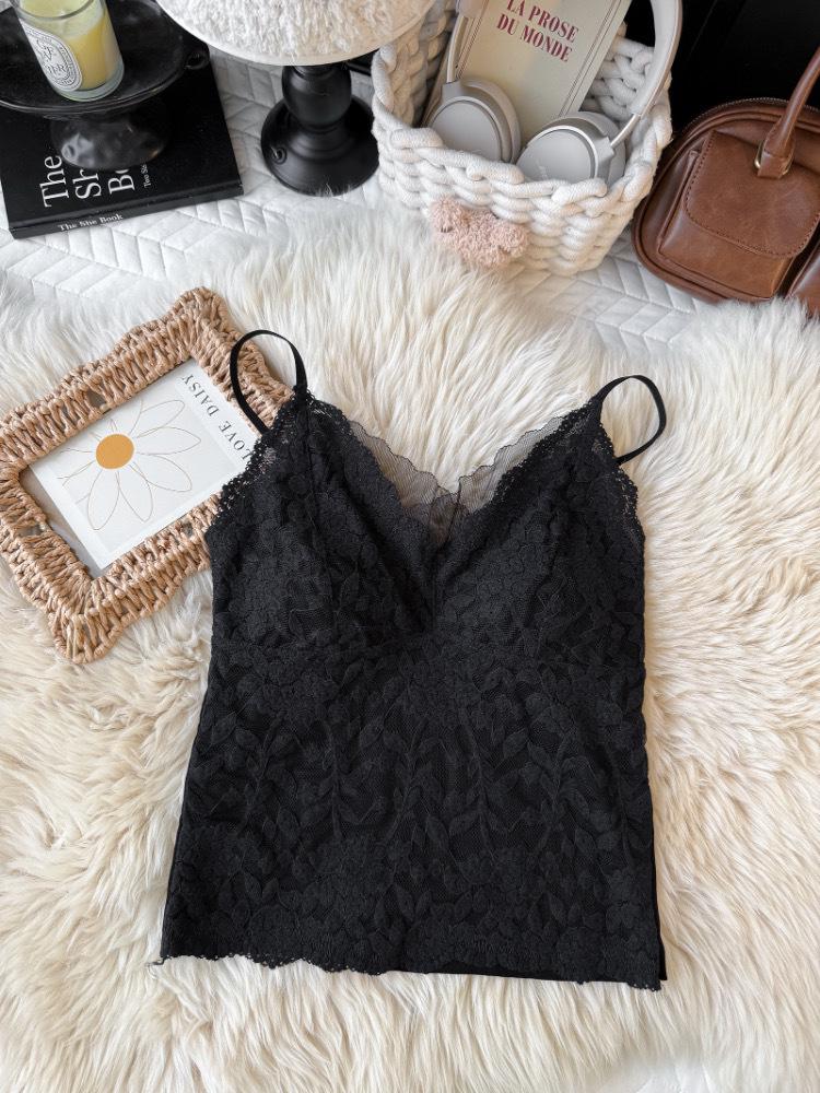 

Women s Lace V-neck Camisole with Built-in Bra and Slimming Back – Ideal for Autumn/Winter Layering. Medium