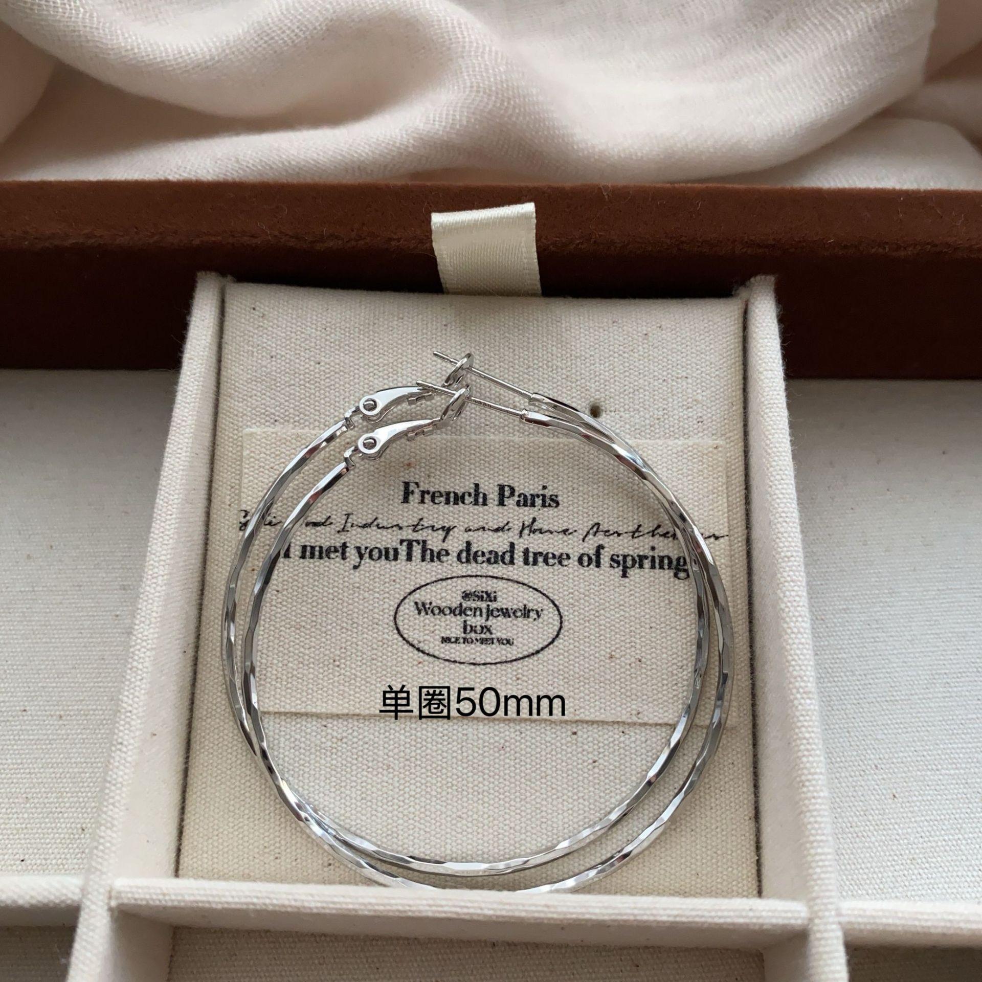 Классическая простота, Многослойные серьги-кольца большого размера, Нишевые высококачественные мятые серьги, Преувеличенное темпераментное исполнение, Легкая роскошь и универсальность