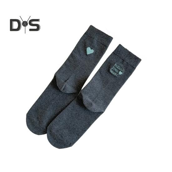

1 пара зимних носков с вышивкой в виде букв и сердец, средней длины, высокоэластичные, противоскользящие, один размер, подходит всем, однотонные спортивные повседневные носки серый