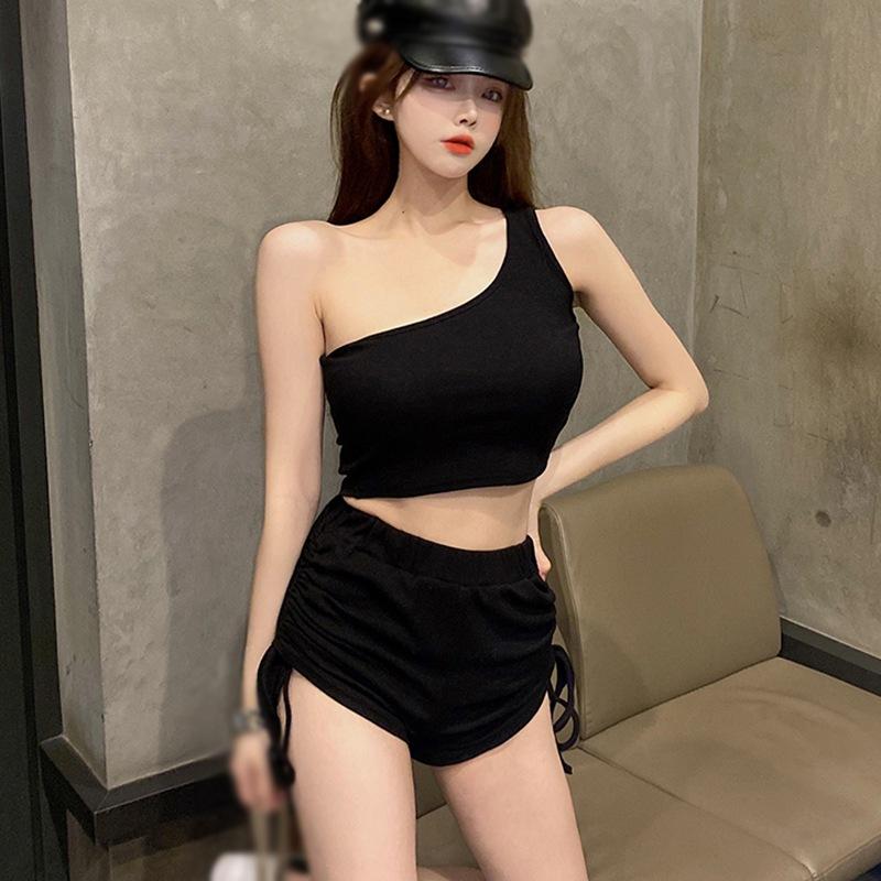Dámský zešikmený límec Slim Top s odhaleným pupíkem + Šortky s vysokým pasem Dvoudílný set