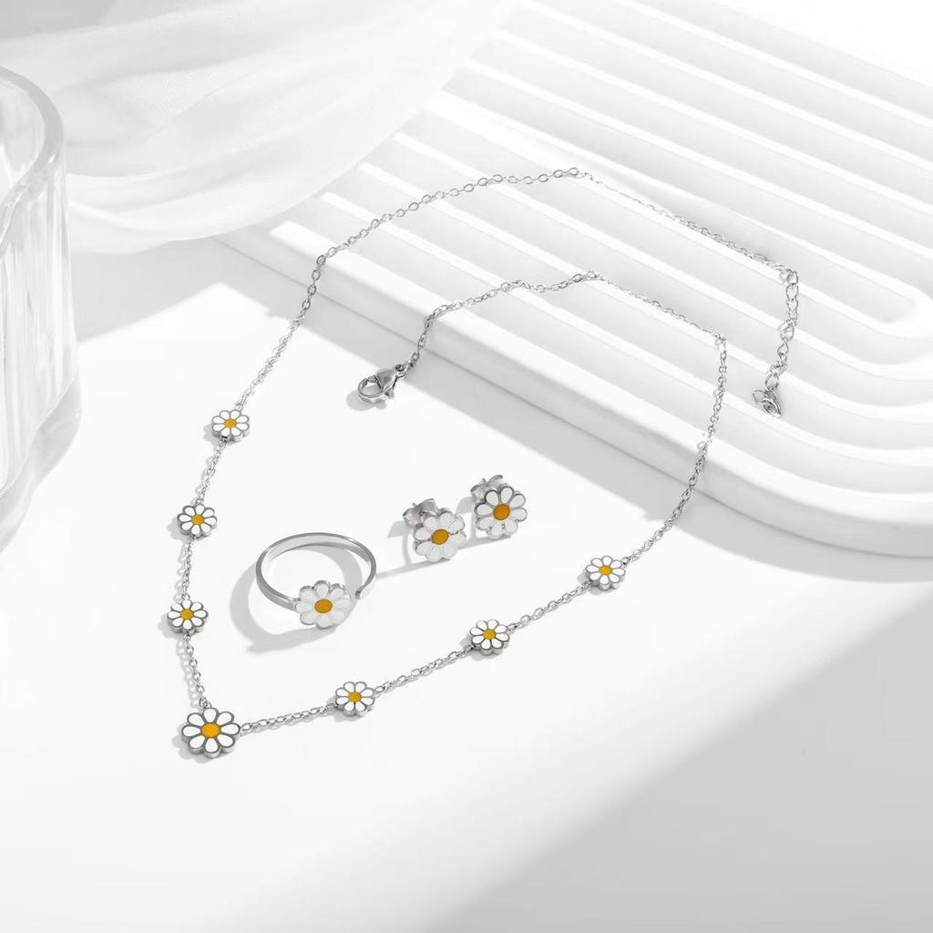 Daisy Stainless Steel Adjustable Flower Ring with Niche Design