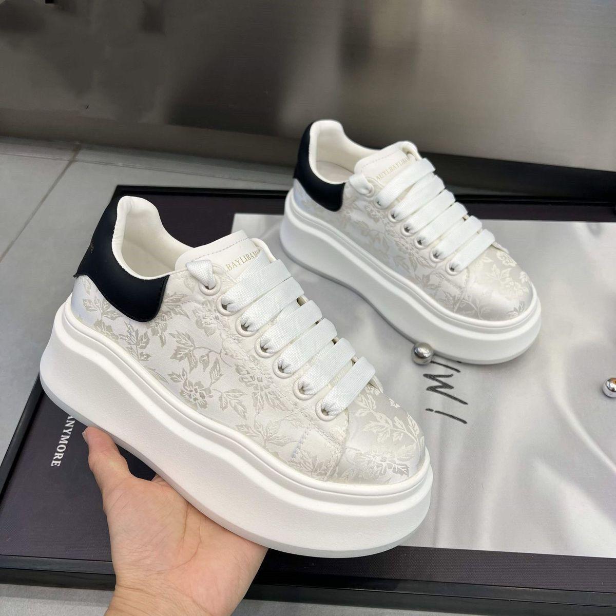 

New Chinese style Guochao printing embroidery little white shoes board shoes women s 2025 new versatile muffin platform casual shoes single shoes 35