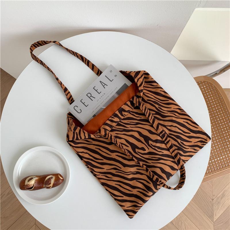 

Сумка-тоут из мягкой ткани с леопардовым принтом, большая вместимость, нишевый дизайн, наплечная сумка, повседневная, с индивидуальным зебровым узором, сумка для поездок на работу, женская