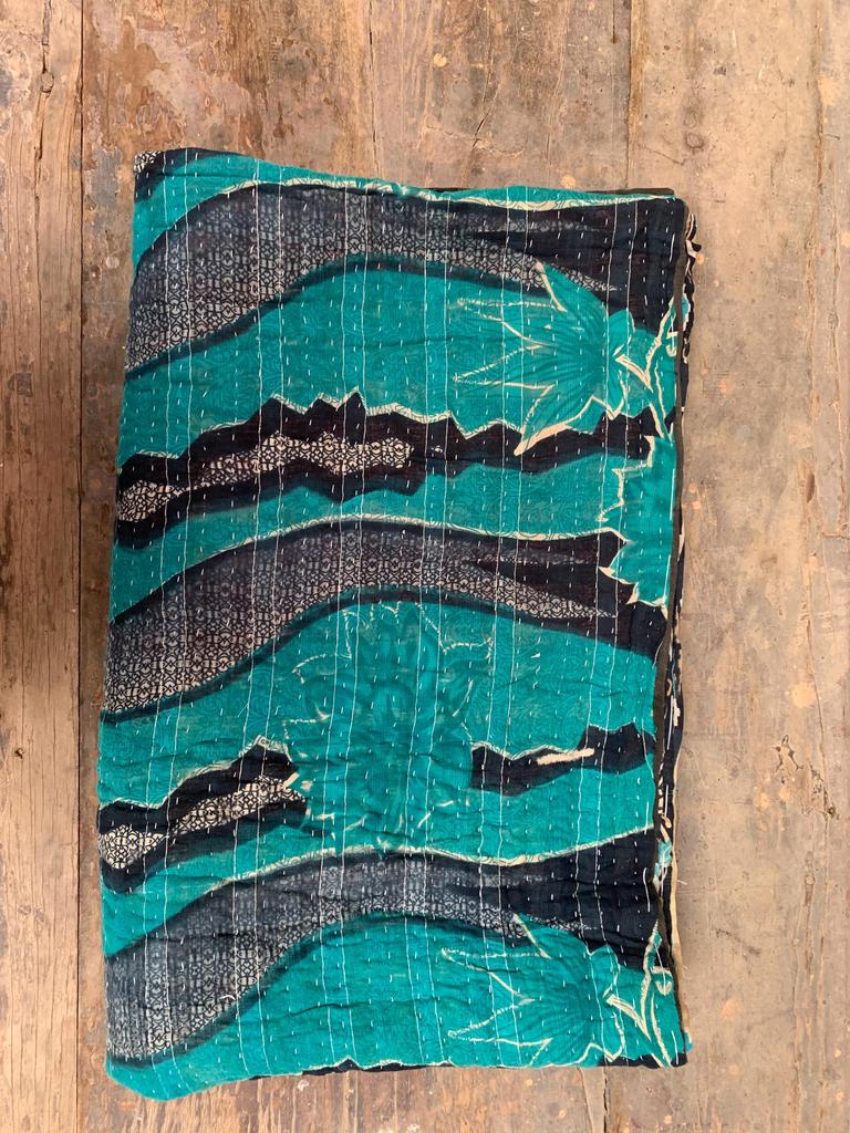 Handgefertigte Kantha-Steppdecke: Vintage indische Baumwoll-Kuscheldecke (96" x 62")