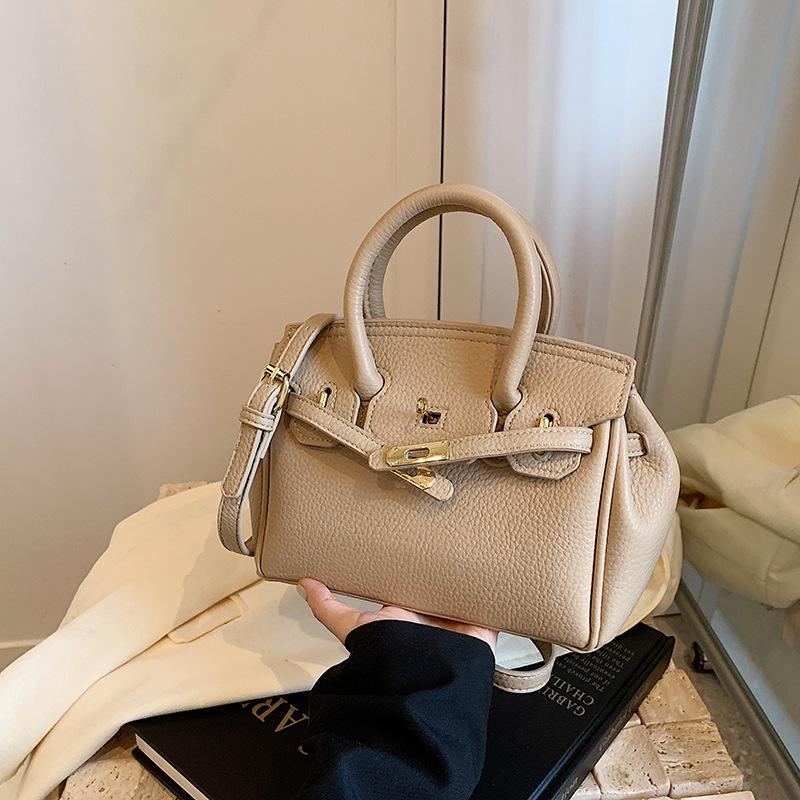 

Преміальна легка розкішна портативна платинова сумка жіноча нішева дизайнерська жіноча сумка 2025 осінь та зима нова трендова сумка через плече хакі