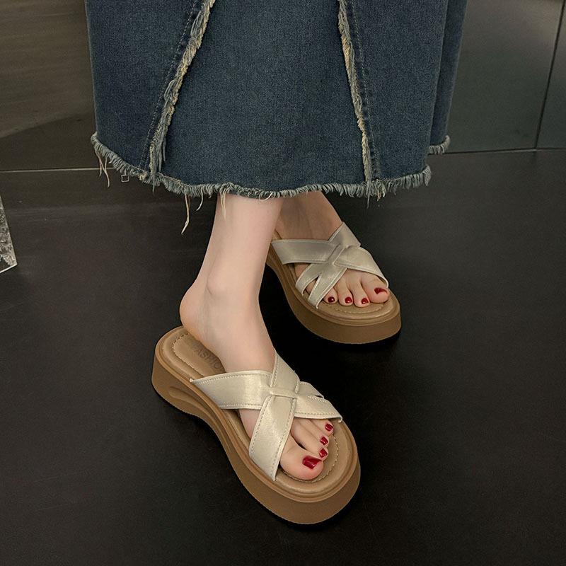 Internet celebrities popular thick bottom one-word drag women's summer wear 2025 new models with skirts French high-end popular sandals this year