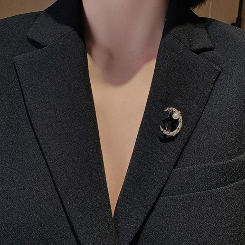 Fashion Sparkling Full of Rhinestone Brooches for Women Moon Pearl Star Lapel Pins Jewelry Accessory Gifts