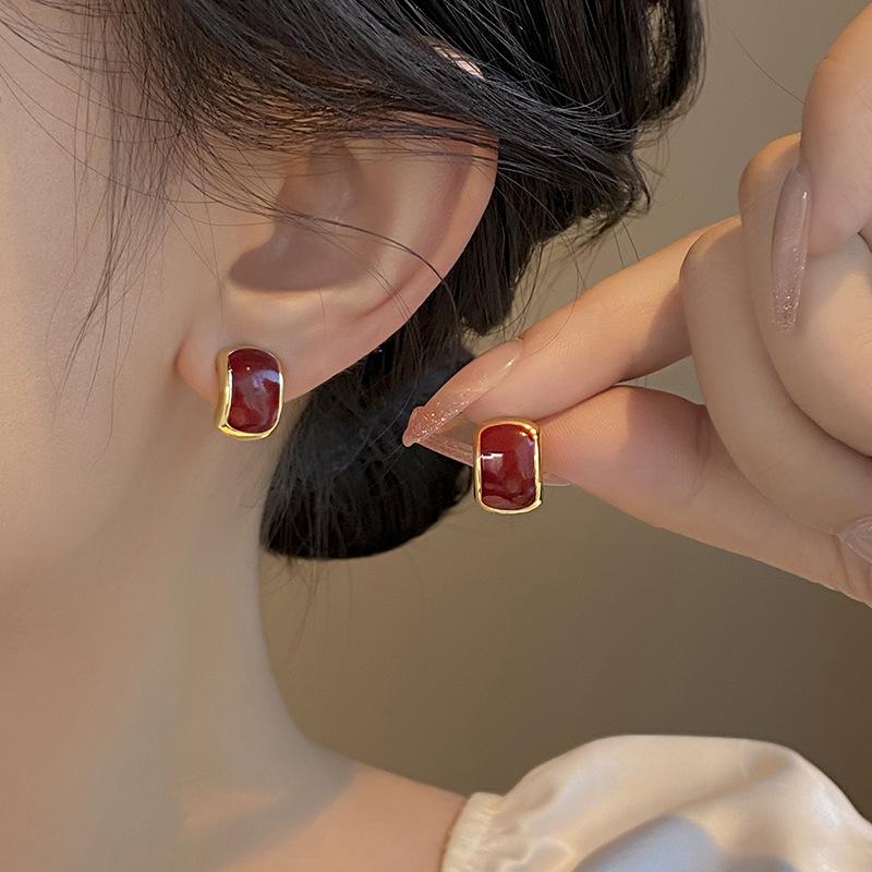 Boucles d'oreilles de luxe tendance 2024 accrocheuses pour femmes: Boucles d'oreilles à clous tendance et polyvalentes pour l'automne et l'hiver