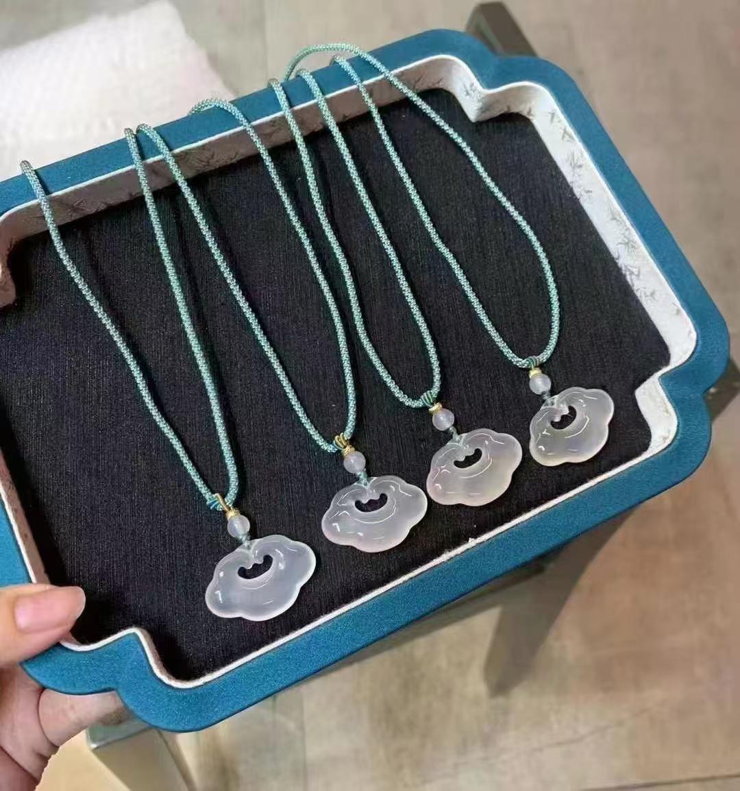 

Xiaohongshu Женский высококлассный кулон из белого халцедона в виде облака Жуи и замка