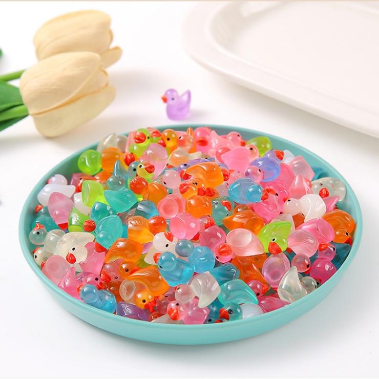 60pcs Luminous Duck Ornament Mini Ducks Resin Tiny Decor Statue Garden Figurines Home Decor For Party Favors, Birthday Gifts Holiday (Assorted Colors)