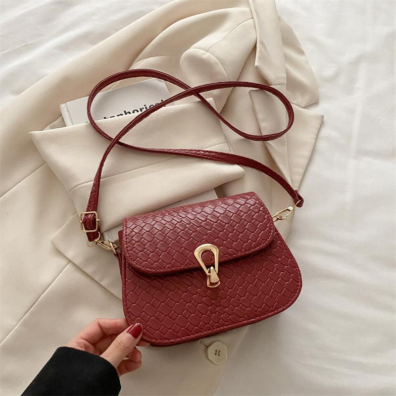 

Сумка женская в иностранном стиле с плетеным узором 2025 лето простая маленькая квадратная сумка модная однотонная ретро-замок на одном плече сумка-мессенджер красный