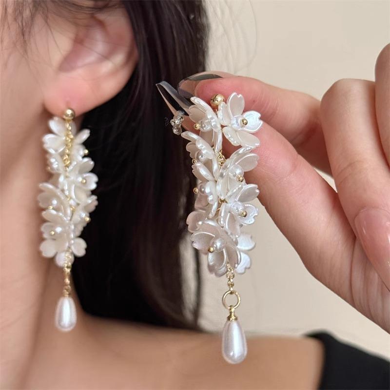 High-end French Super Fairy Pearl Flower Fringed Earrings Women's Light Luxury Temperament Earrings Retro Petal Exaggerated Earrings
