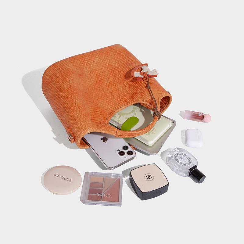 Large Capacity Stylish Handbag 2025 New Fashion Single Shoulder Basket Bag Niche Design Woven Commuter Bag