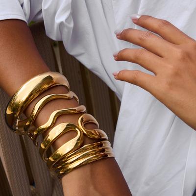 Minimalistisches Design 18 Karat Gold Glänzende Linien Doppelte Wellen Öffnungsarmband Schmuck