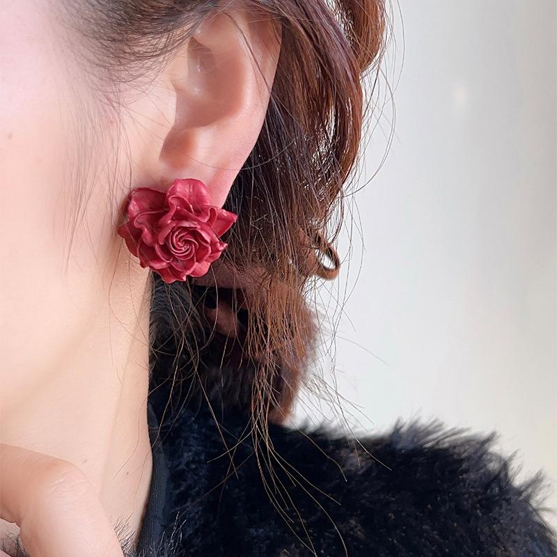Elegant Silver Resin Flower Stud Earrings: Chic and Versatile for Women