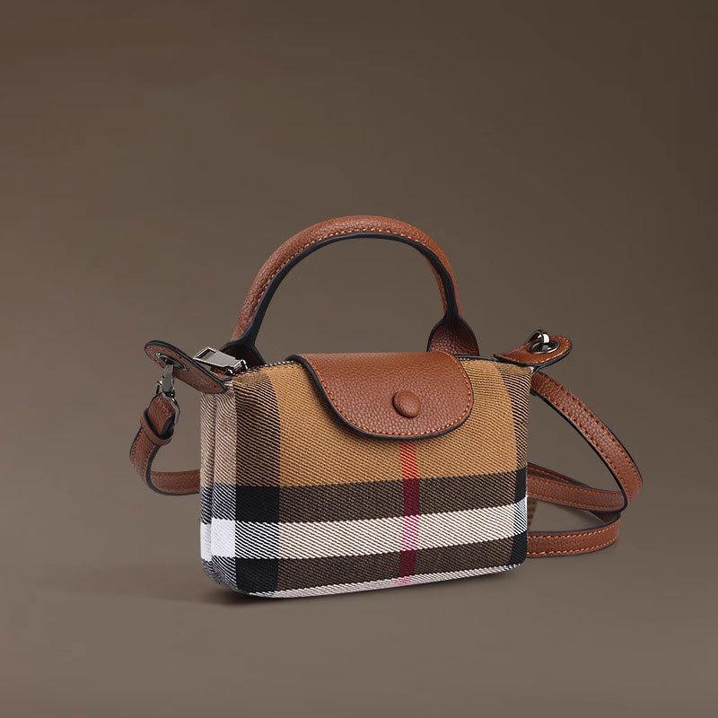 Tato malá crossbody taška je všestranné a stylové pouzdro na telefon pro ženy.