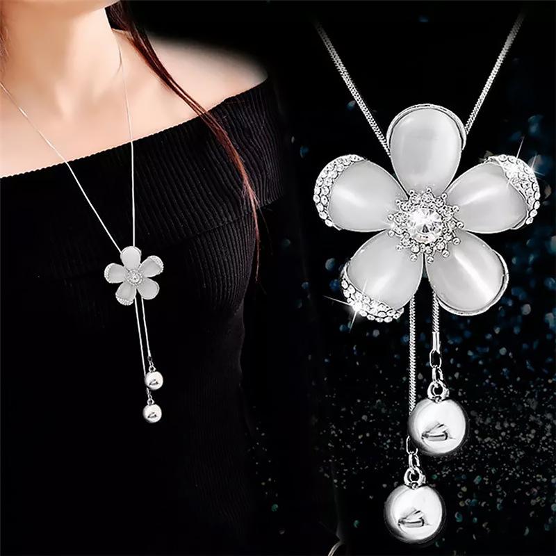 Five-Petal Flower Statement Necklace with Stylish Chain серебряный