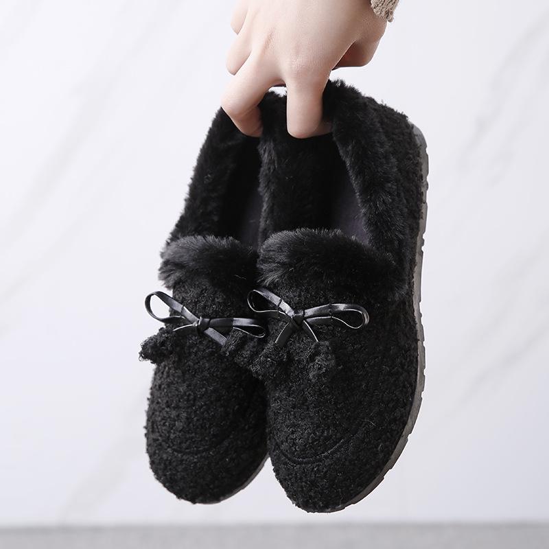 

Женские зимние ботинки на меху с бархатной подкладкой на плоской подошве — нескользящие, теплые и утолщенные. 40 чёрный