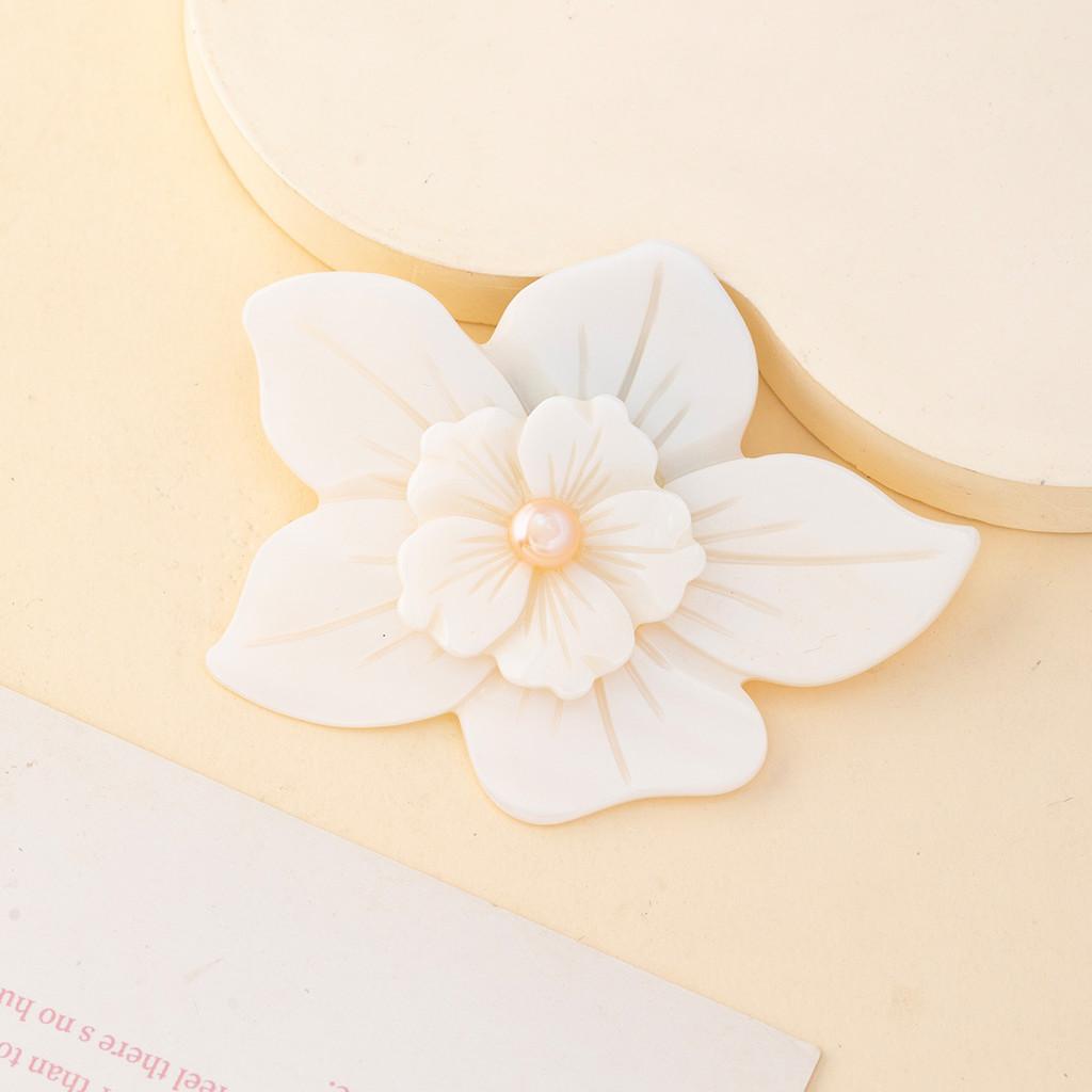 Handmade Shell Brooch Pendant With Dual Layer Design For Fashion Accessories