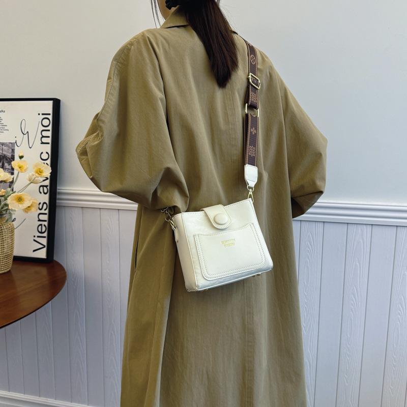 2025 women's bag popular bag new trend fashion portable shoulder bag retro bucket messenger bag ins