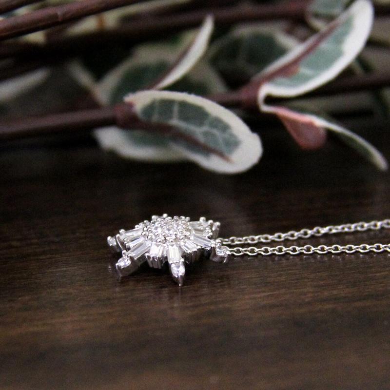 Shinning Snowflake Pendant Necklace Graceful Lady Engagement Accessories with Brilliant Zirconia Delicate Daily Jewelry