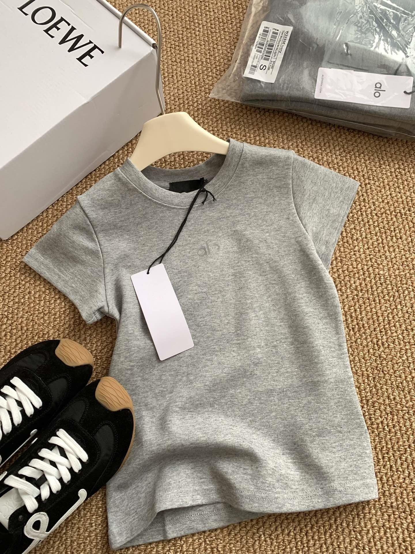 Женская приталенная футболка с принтом букв - Мода Весна/Лето 2025 Medium серый