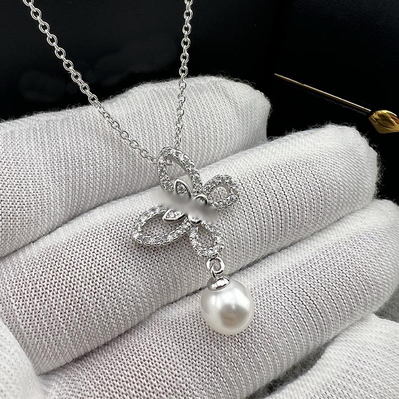 Exquisite Butterfly Pearl Necklace for Women – Simple, Elegant, and Luxurious Fashion Statement