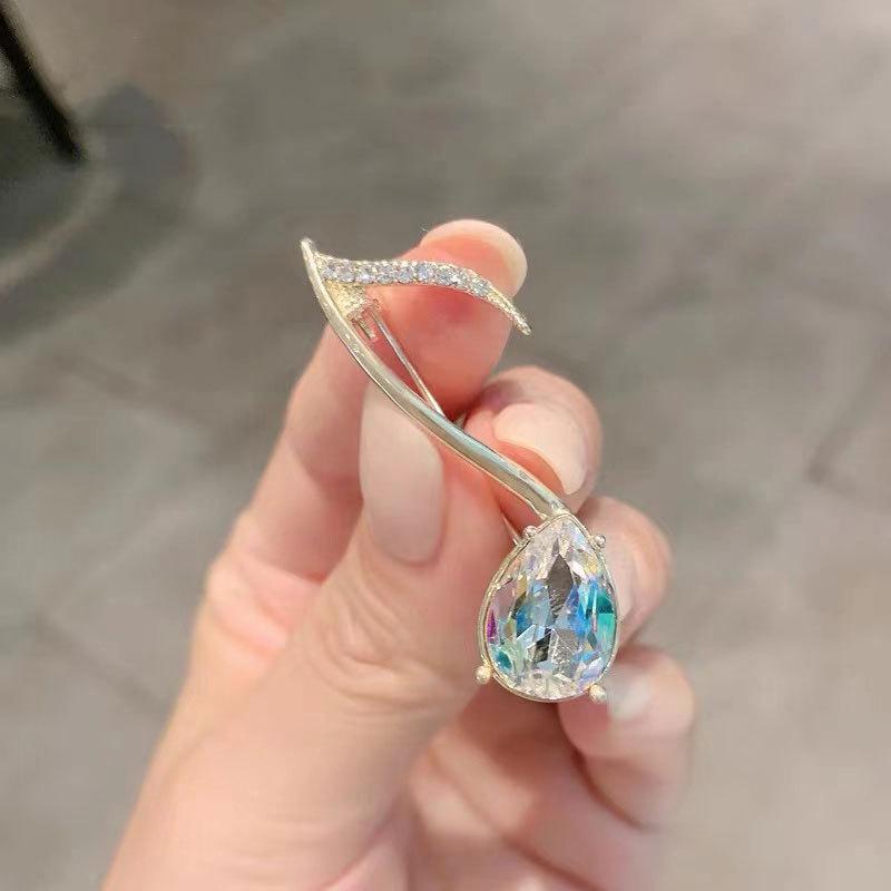 Korean Style Pearl Brooch: Versatile Floral Diamond Pin for Women's Coats