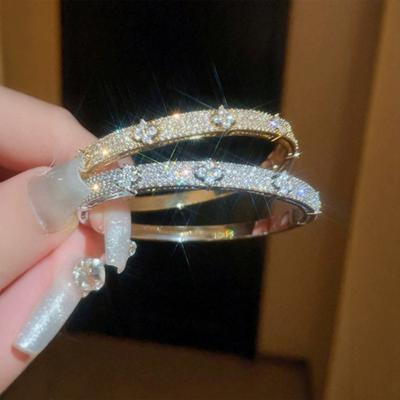 Light Luxury Letter Flower Bracelet, Fashionable and High-end Temperament Bracelet, Commuting Niche and Exquisite