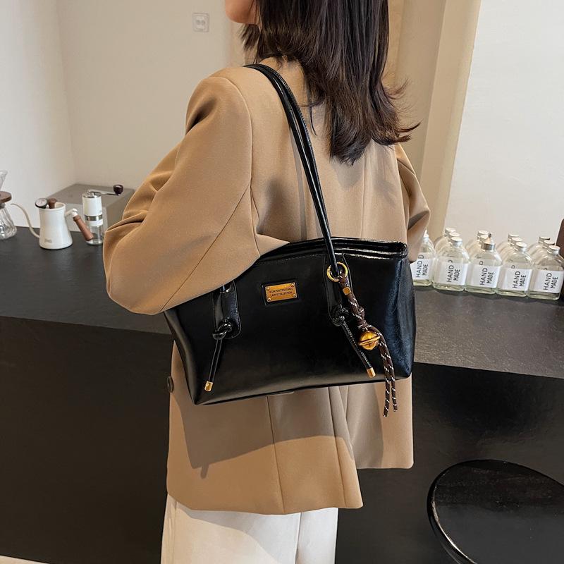2024 Vielseitiger Pendler mit großer Kapazität: Französische Retro Damen Winter Schultertasche