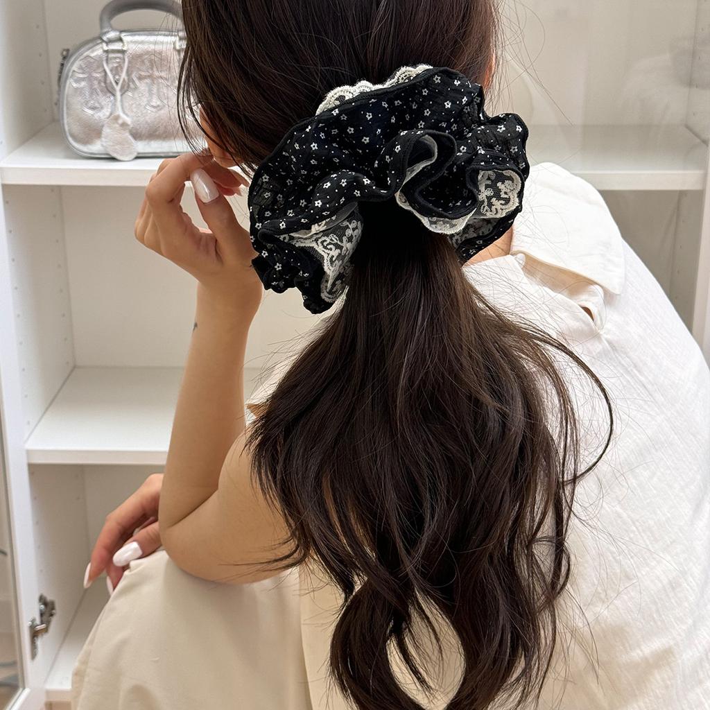 Kleiner floraler Spitzen-Haargummi im französischen Waldstil, elegant, modisch und süße Dutt-Frisur