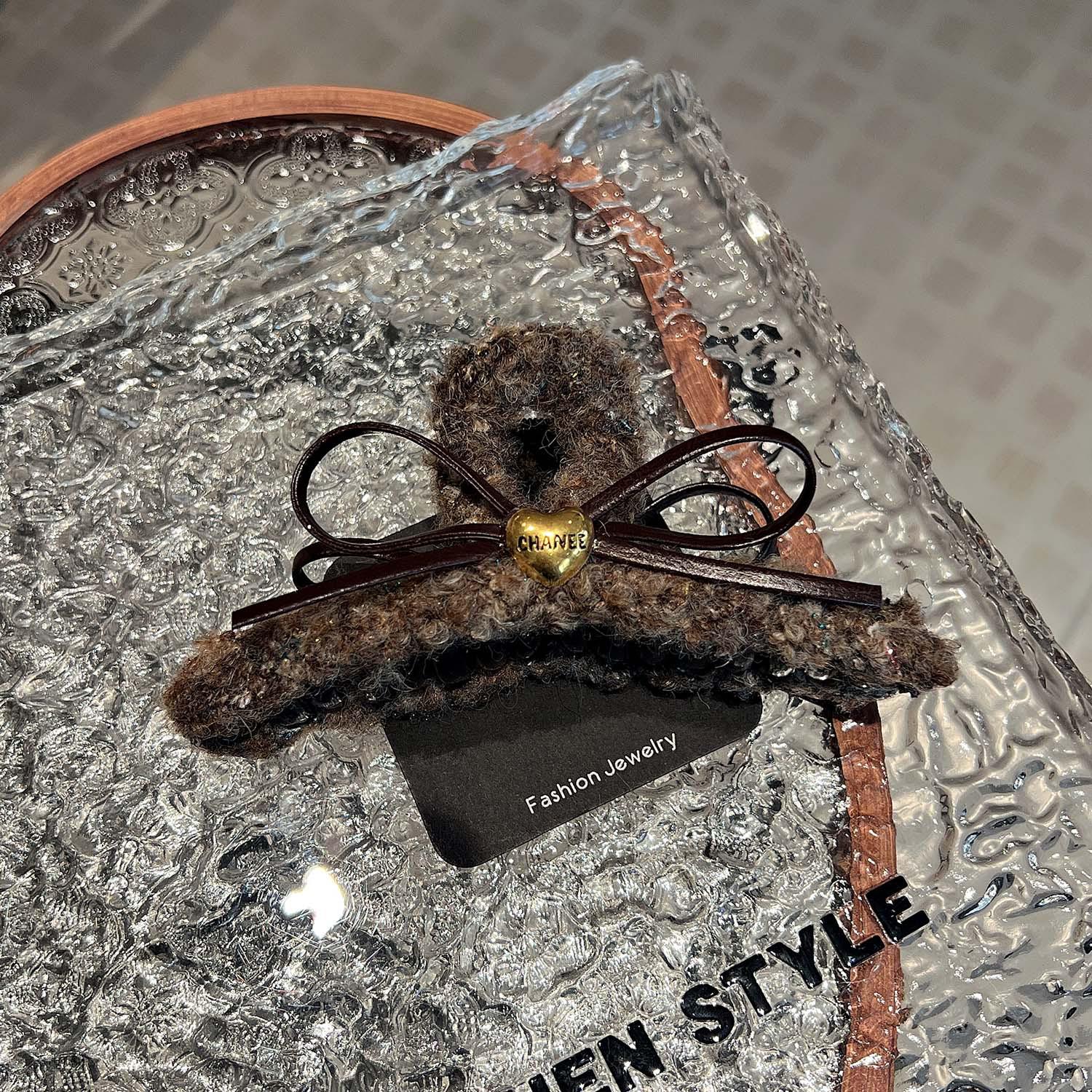 

Qiudong Large Plush Love Atmosphere Shark Clip - Versatile Women s Lazy Hair Accessory