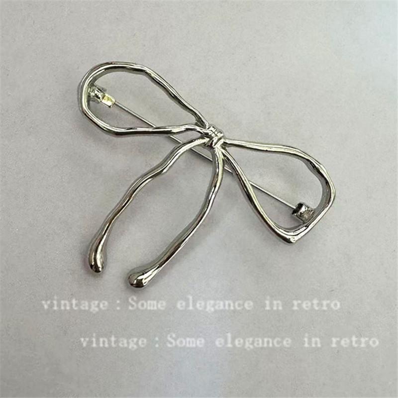 Fashion Medieval Brooch Pin Niche Vintage Camellia Pearl Brooch Light Luxury High-End Small Fragrant Style Brooch Female