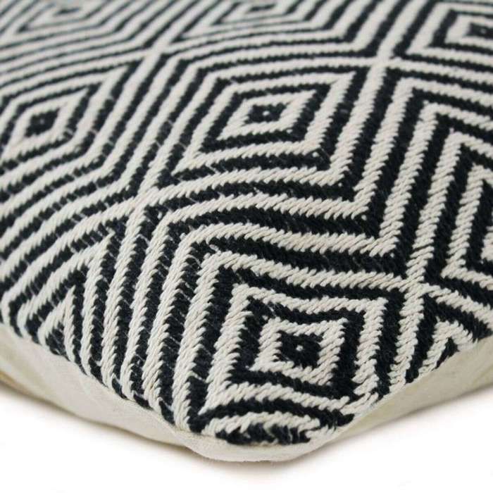 Coussin ethnique motif ikat naturel noir 60x40