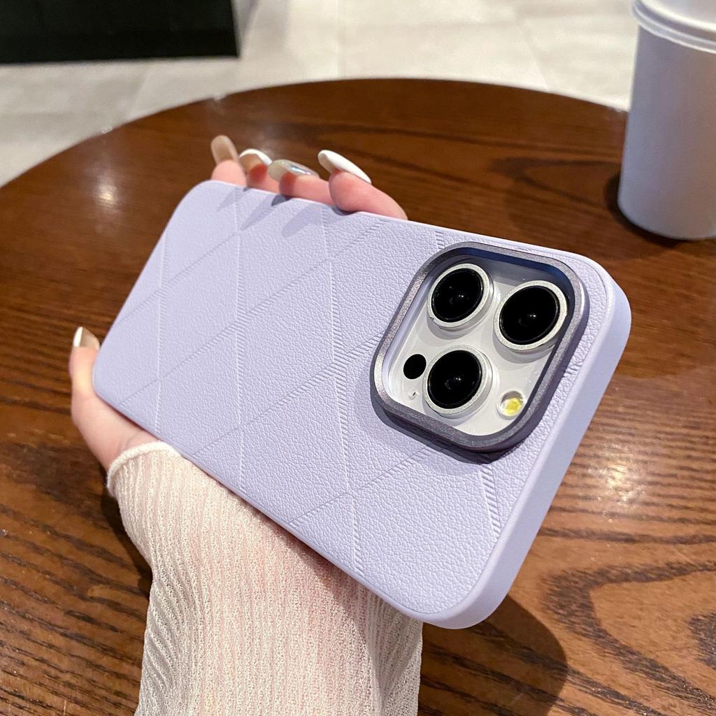 Das Apple 16promax mit einer rautenförmigen Ledertextur ist für iPhone14/15 Hüllen geeignet und wird mit einem Hardware-Linsenring geliefert.