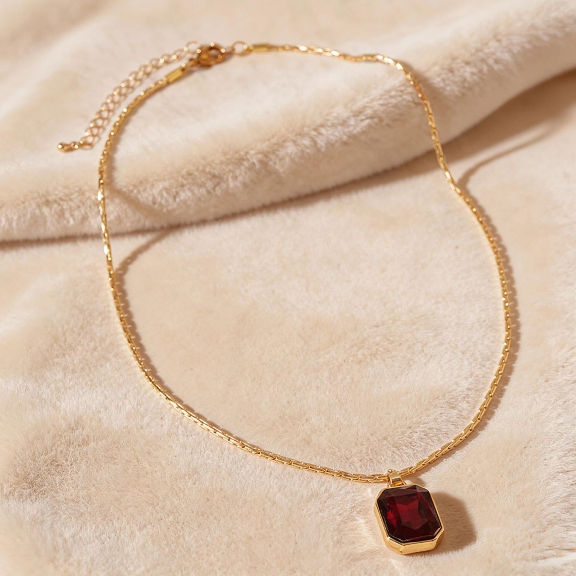 

Retro Ankara Red Rhinestone Geometric Clavicle Necklace Standard