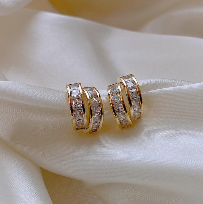 Koreanische Dongdaemun Geometrische Hängeohrringe mit Perlen - Trendige Accessoires für Frauen.