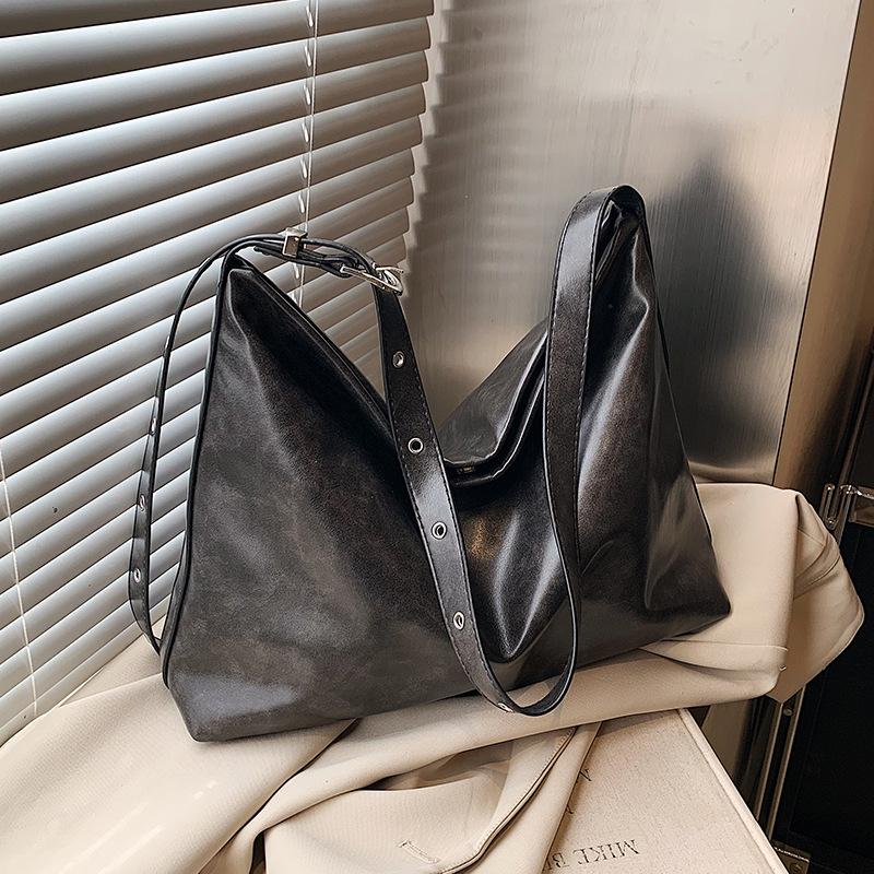 Women's Shoulder Bag Crossbody Soft Leather Large-capacity Magnetic Buckle Solid Color Simple Leisure Niche Commuter Versatile Messenger Bag