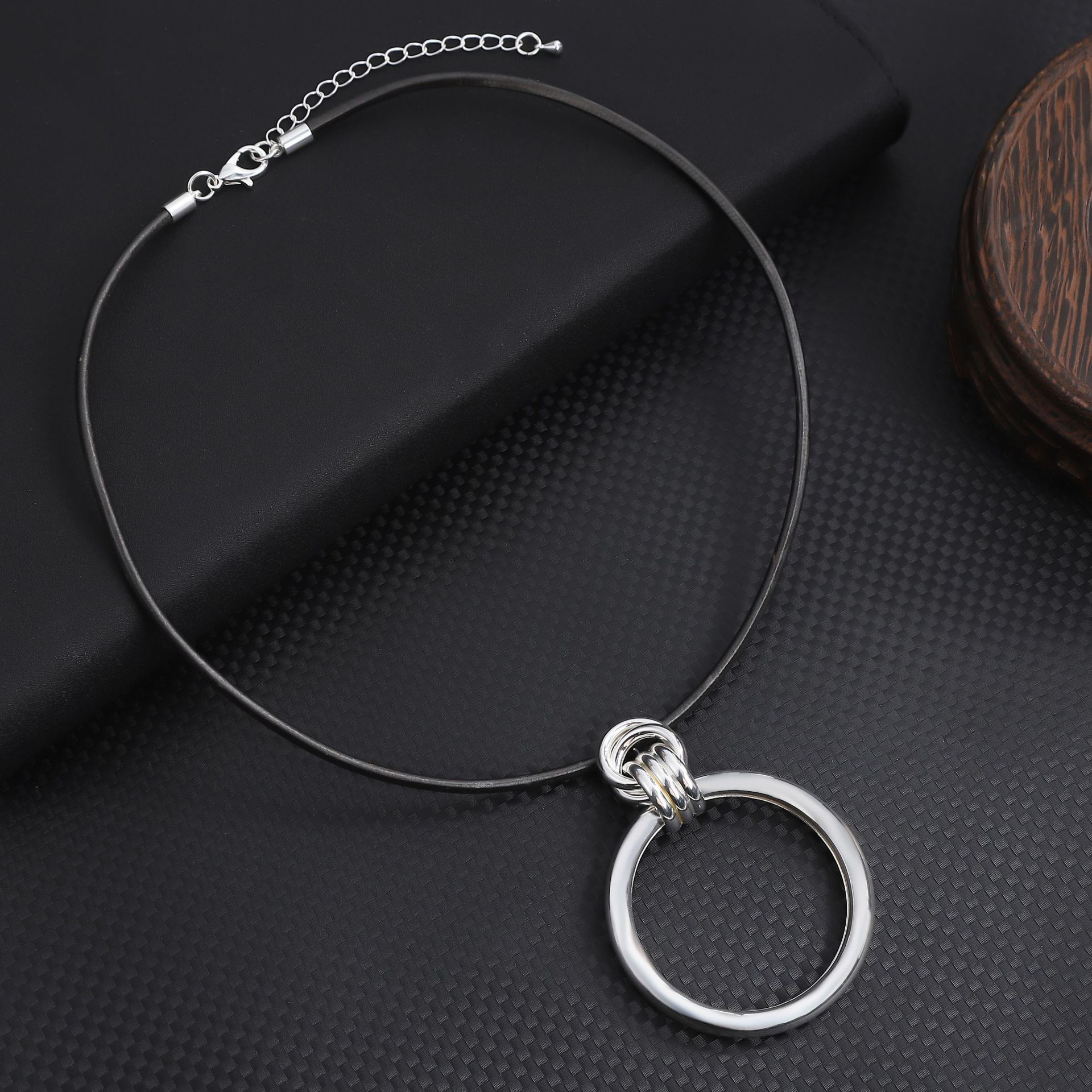 

Металлический геометрический кулон в стиле INS, преувеличенное посеребренное колье из кожаного шнура с бабочкой, уличная мода, чокер.