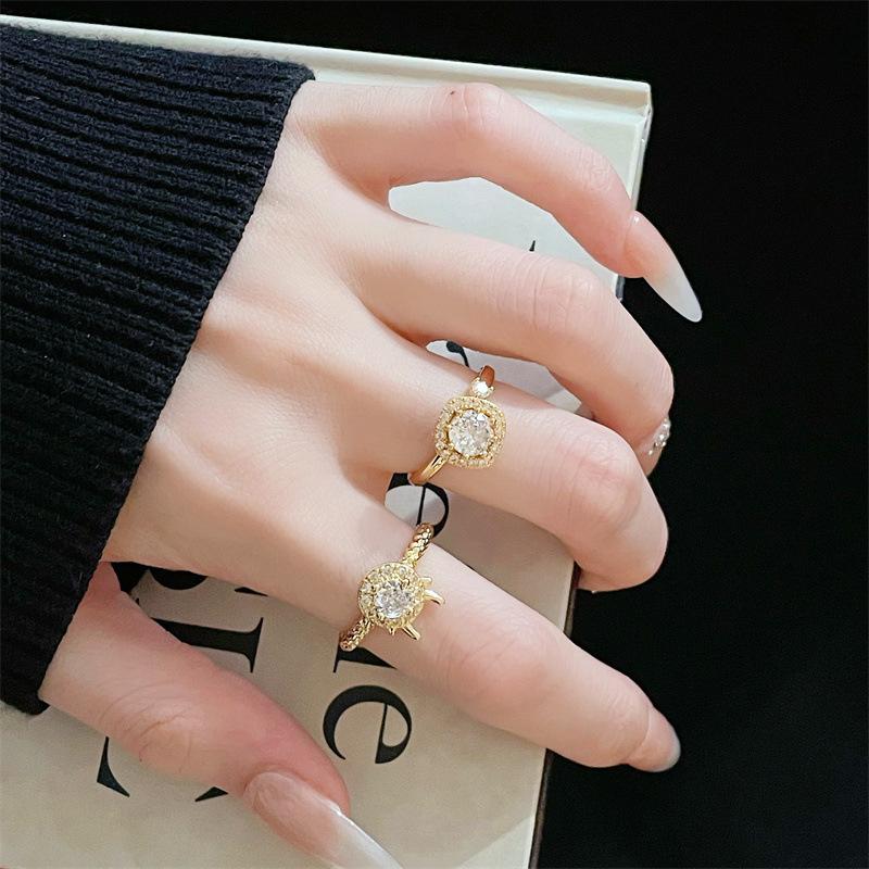 Gold Drehbar Diamantbesetzt Offener Ring Licht Luxus Retro High-End Hofstil Exquisiter Mode Ring Frau