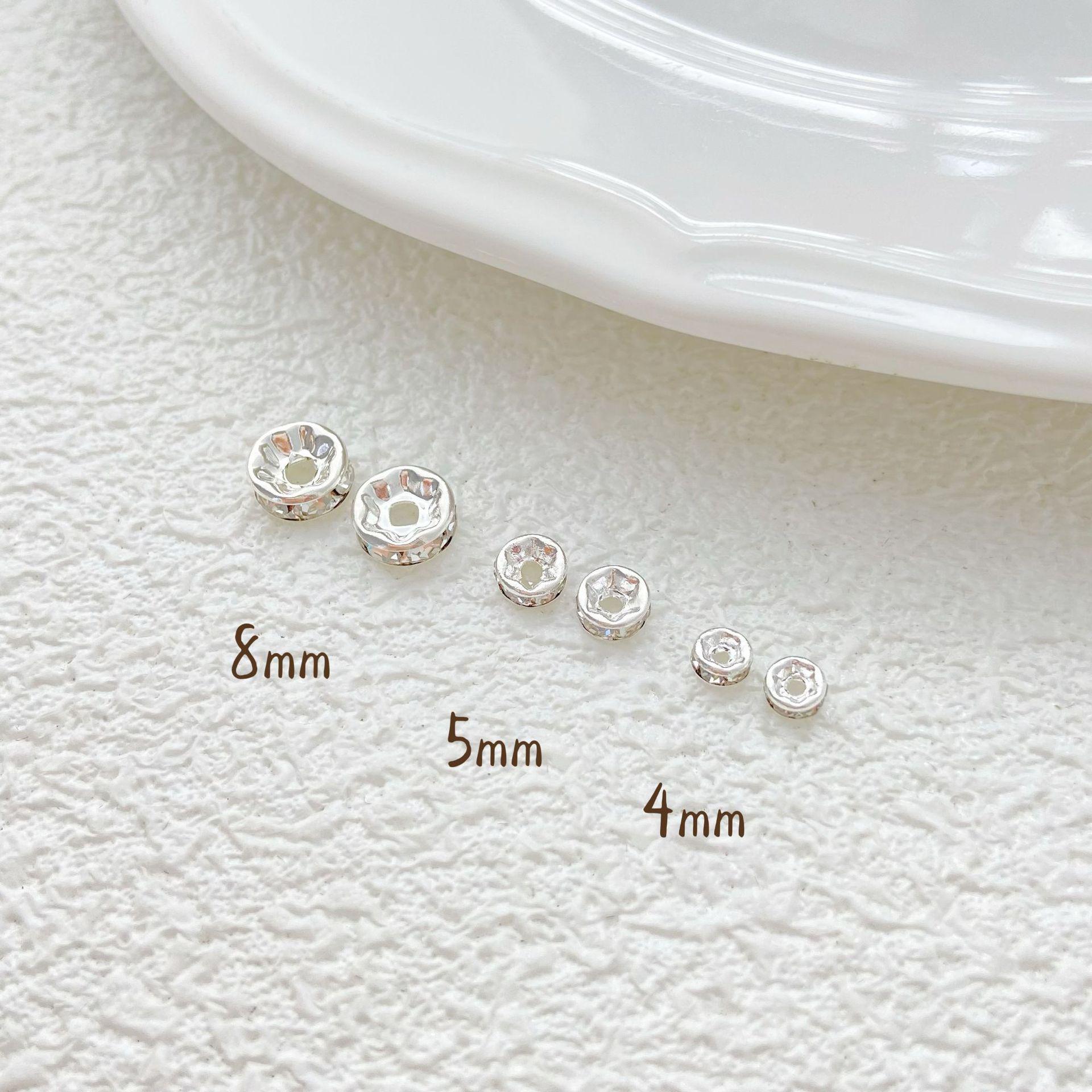 

Кольцо ручной работы из 18-каратного золота с бриллиантами и кубическим цирконием, браслет из бисерного хрусталя и жемчужные разделители для ожерелья.