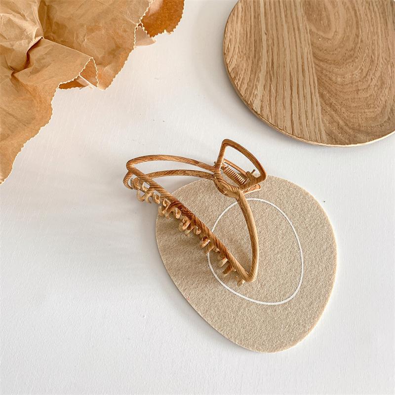 Vintage Mutiple Wood Grain Hair Claws for Women Wood Hair Clamps Crab Geometric Shark Shape Girls Hair Clips Barrette Accessory